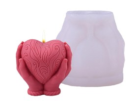 Molde silicona corazon en las manos